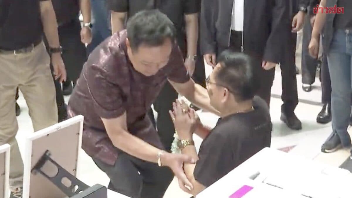 จนท.ไปรษณีย์ ถือพวงมาลัยขอบคุณ อนุทิน เคยนำเครื่องบินส่วนตัวส่งมอบหัวใจให้