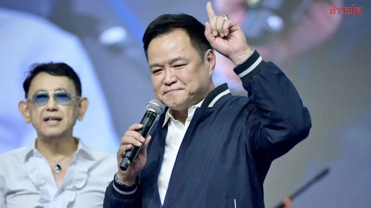 สุดชิล ‘อนุทิน’ เดินโอทอป ศิลปาชีพฯ ร่วมวงเดอะพาเลซ ร้องเพลงกับประชาชน สร้างสีสันคึกคัก