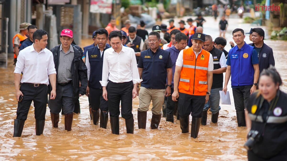 ‘ยศชนัน’ ปักหลักบัญชาการน้ำท่วมน่านตลอดคืน สั่งอพยพพื้นที่เสี่ยงด่วน พร้อมตั้งโรงครัว-เร่งเยียวยา-ฟื้นฟูพื้นที่ 24 ชม.