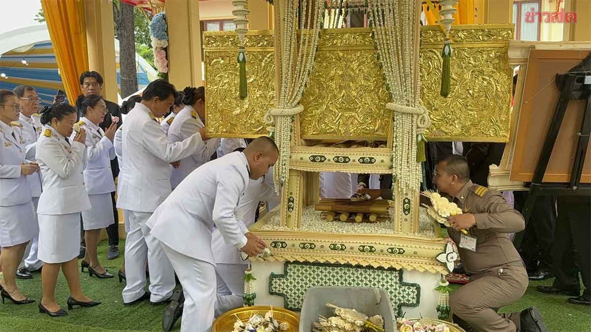 ประชาชนเรือนหมื่น ร่วมพระราชทานเพลิงศพ ‘ธงชัย เย็นประเสริฐ’ แห่อาลัยครั้งสุดท้าย บรรยากาศโศกเศร้า
