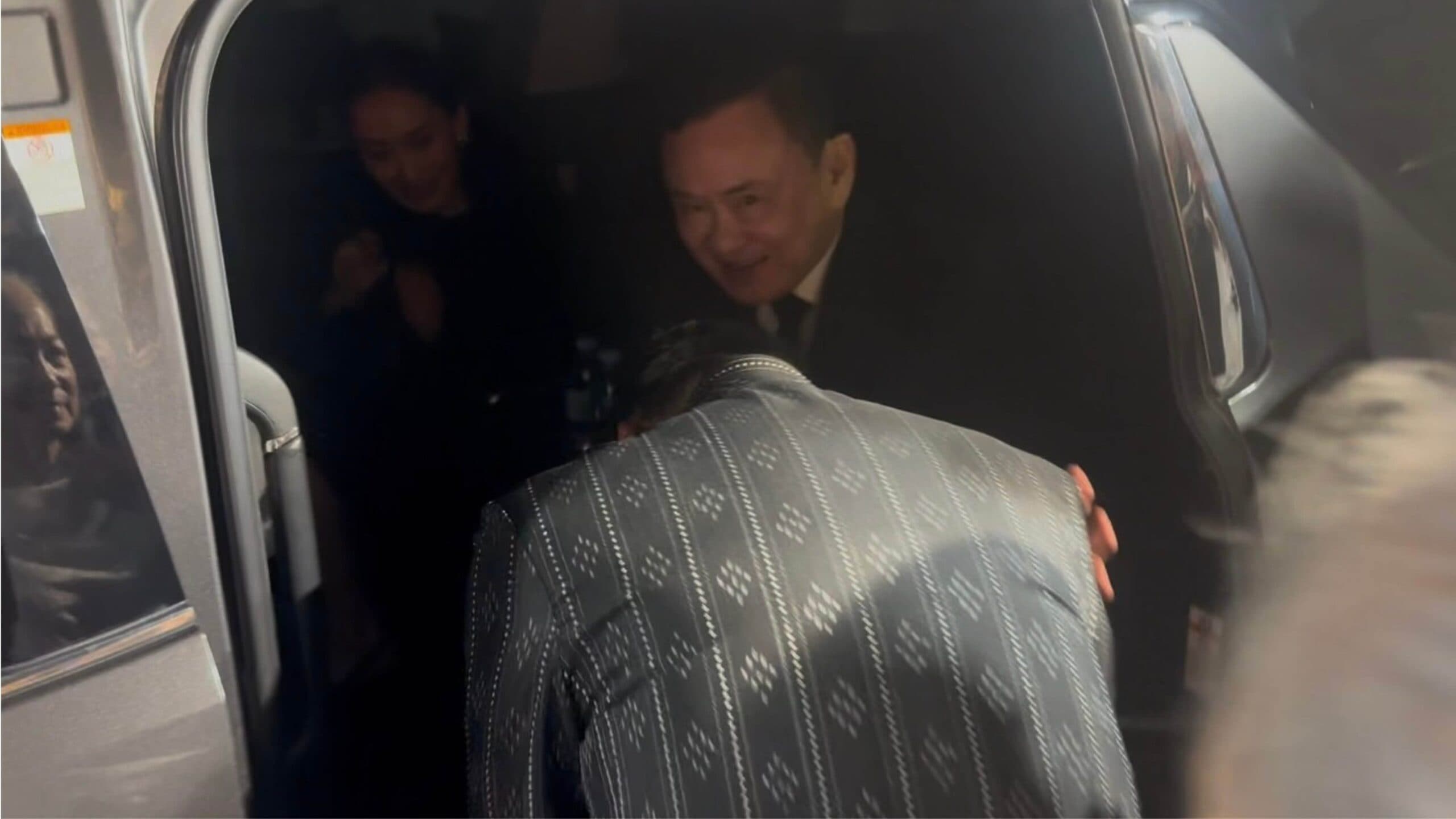 ชกไม่มีมุม – ลีลา‘กราบตัก’ กลางมรสุมการเมือง