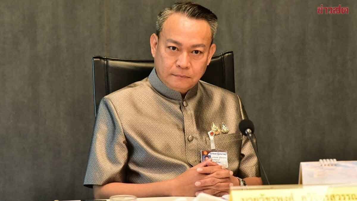 วัชรพงศ์ ป้อง ‘ครูใหญ่’ นุ่งขาสั้น ซัดแรง ดีกว่าสวมเครื่องแบบ ขรก. ปล้นเงิน-โกงสอบท้องถิ่น