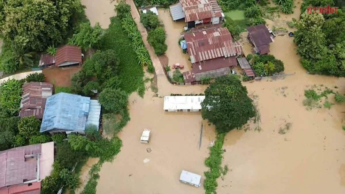 อุตรดิตถ์ฝนตกหนัก น้ำท่วมพื้นที่ลุ่มลับแล ทั้งบ้านเรือน พื้นทีการเกษตรวงกว้าง เตือนเฝ้าระวัง 24 ชั่วโมง