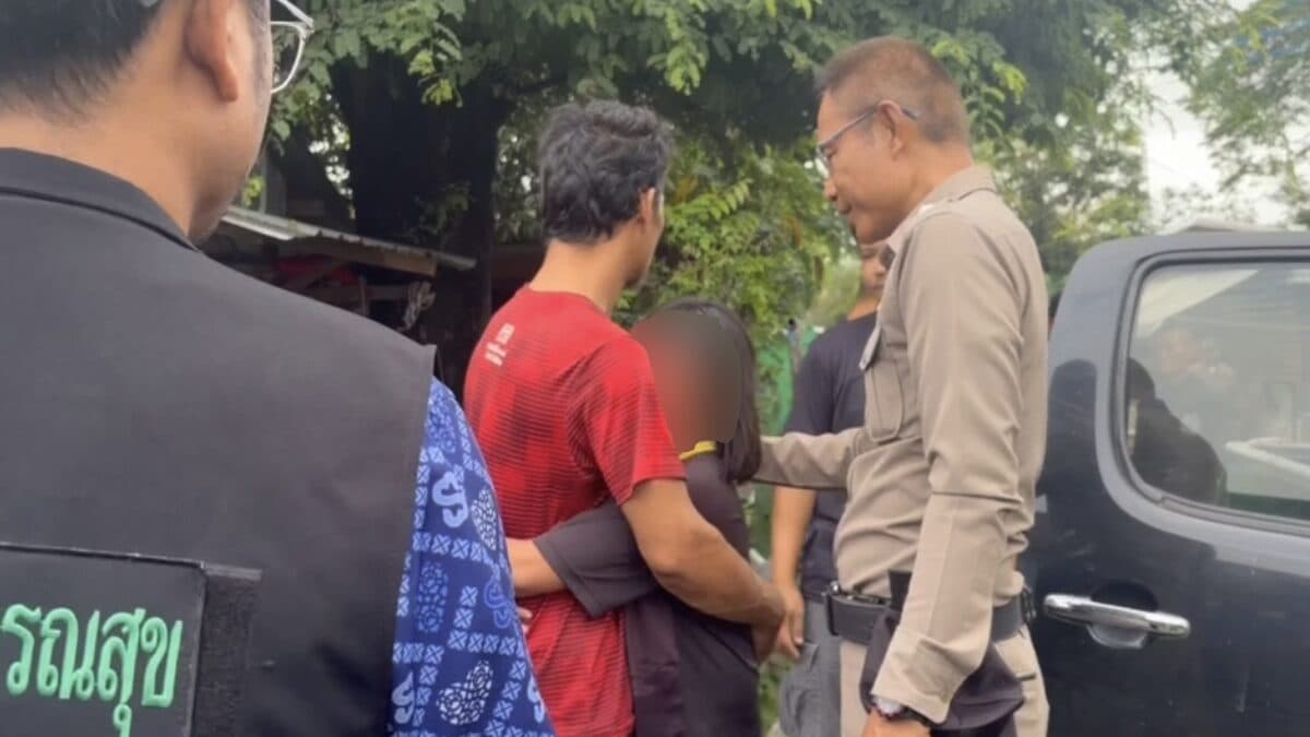 สะเทือนใจ จนท.บุกช่วยเด็กหญิง 10 ขวบใช้ชีวิตกับพ่อเสพยาทุกวัน จับแยกโผกอดร่ำไห้ทั้งน้ำตา