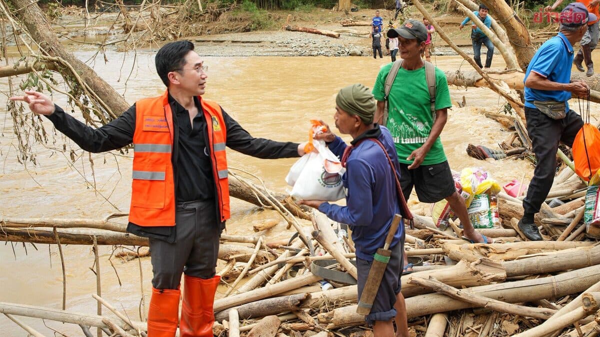 “ยศชนัน” ปักหลักน่านวันที่ 4 ลงพื้นที่ปัว ฟื้นฟูน้ำท่วม เสร็จแล้วสะพานแบริ่ง หลังชาวบ้านถูกตัดขาดมา 4 วัน
