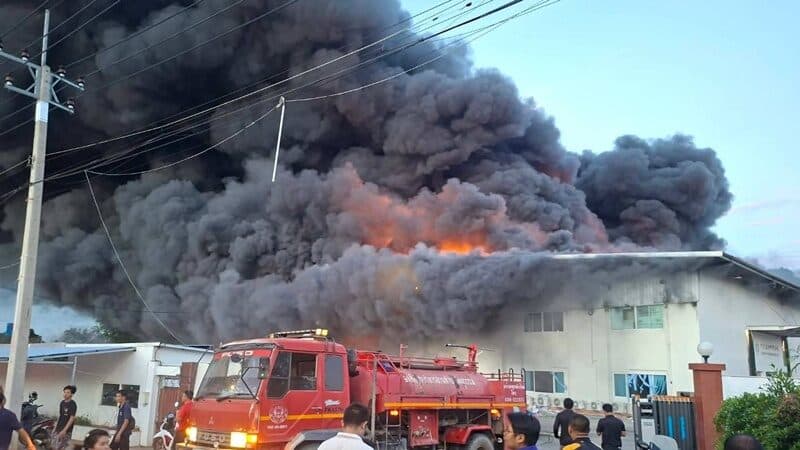 ระทึก ไฟไหม้โรงงานผลิตที่นอน เสียงระเบิดดังเป็นระยะ ช็อกหลังคาพังถล่ม สั่งอพยพชาวบ้าน