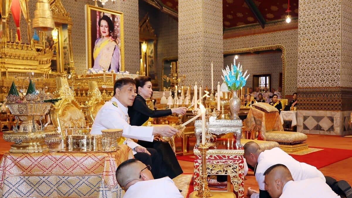ในหลวง-พระราชินี เสด็จฯ ทรงบำเพ็ญพระราชกุศลทักษิณานุปทาน วันคล้ายวันพระราชสมภพ “สมเด็จพระพันปีหลวง”