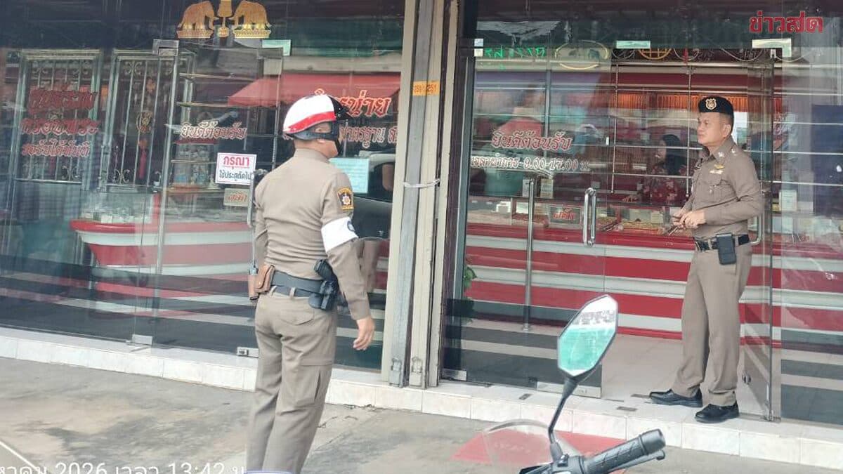 โจรถือปืน บุกร้านทอง แต่เข้าไม่ได้ เพราะร้านล็อกประตูไว้ เขินรีบบิดมอ’ไซค์หนี