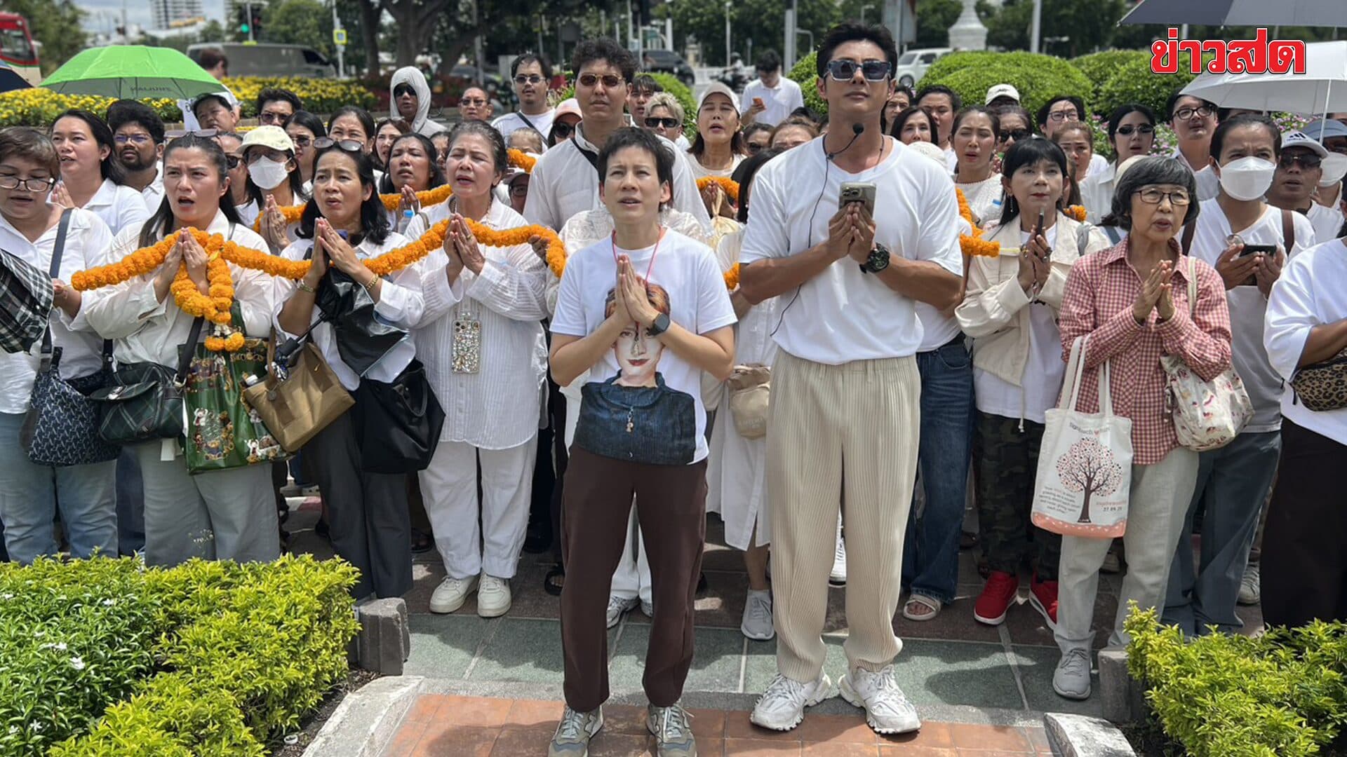 “แมน การิน” พาแฟนคลับกว่า 100 ชีวิต ห่มผ้าวัดสระเกศฯ แชร์ทริคสะสม “แต้มบุญ”