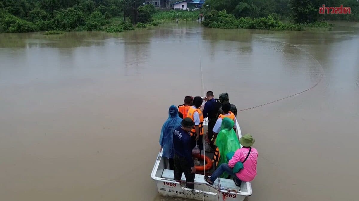 ฝนหนักเจอน้ำโขงหนุน โขงเจียมอ่วมน้ำไหลท่วมทางเข้าออกหมู่บ้าน ตัดขาด 40 หลังคาเรือนต้องใช้เรือสัญจร