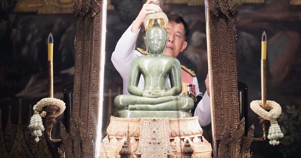 ในหลวง พระราชินี ทรงเปลี่ยนเครื่องทรงฤดูร้อนเป็นเครื่องทรงฤดูฝน ถวายพระแก้วมรกต