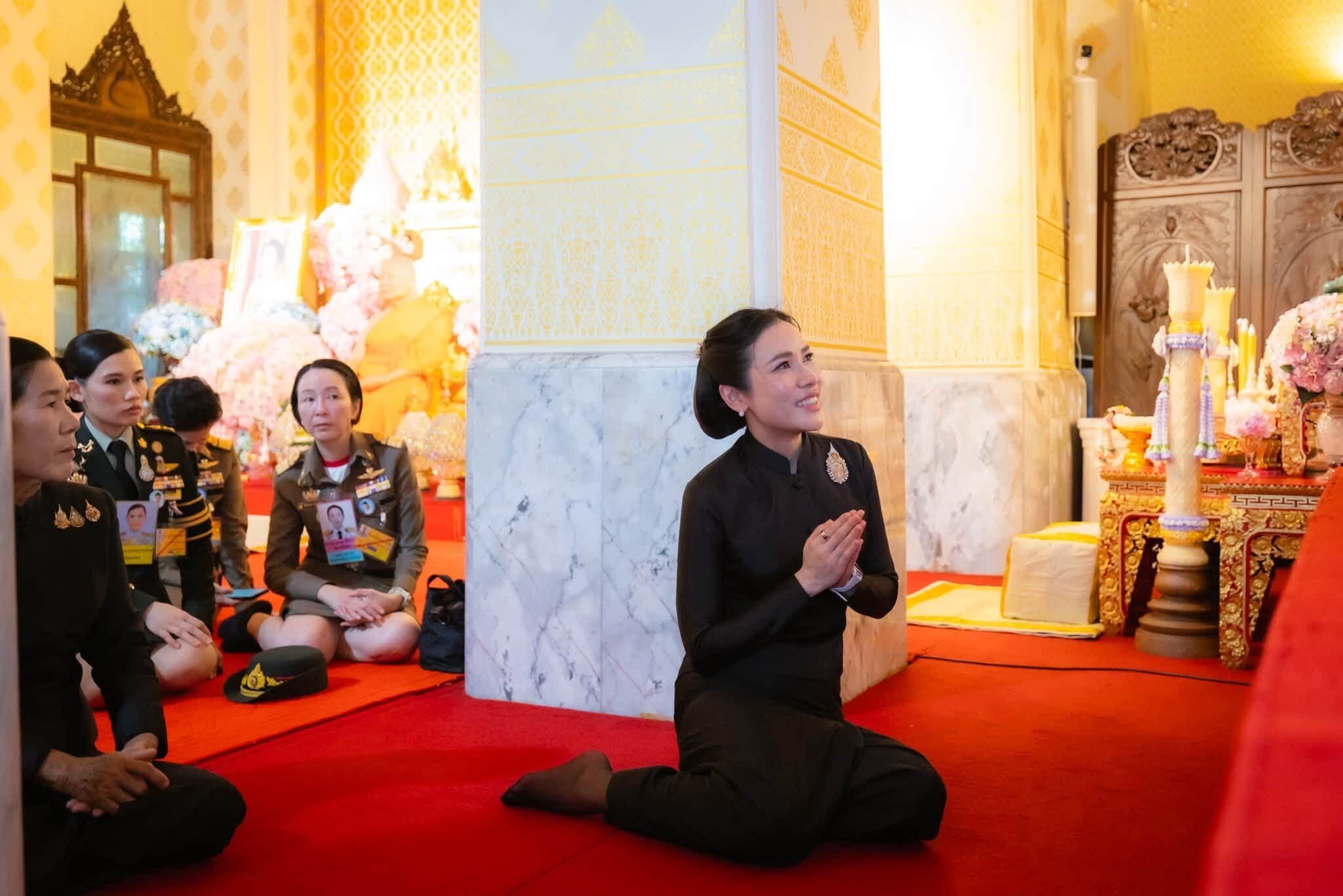 เจ้าคุณพระสินีนาถ สักการะพระบรมสารีริกธาตุ พระบรมบรรพต เนื่องในเทศกาลเข้าพรรษา
