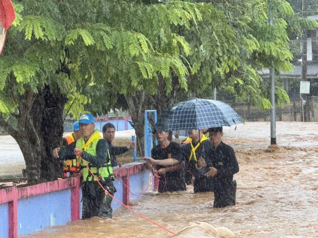 พะเยาอ่วม ฝนถล่มน้ำป่าหลากท่วมหลายตำบล อ.ปง ทหารระดมช่วย จับตามวลน้ำระลอก 2 เย็นนี้