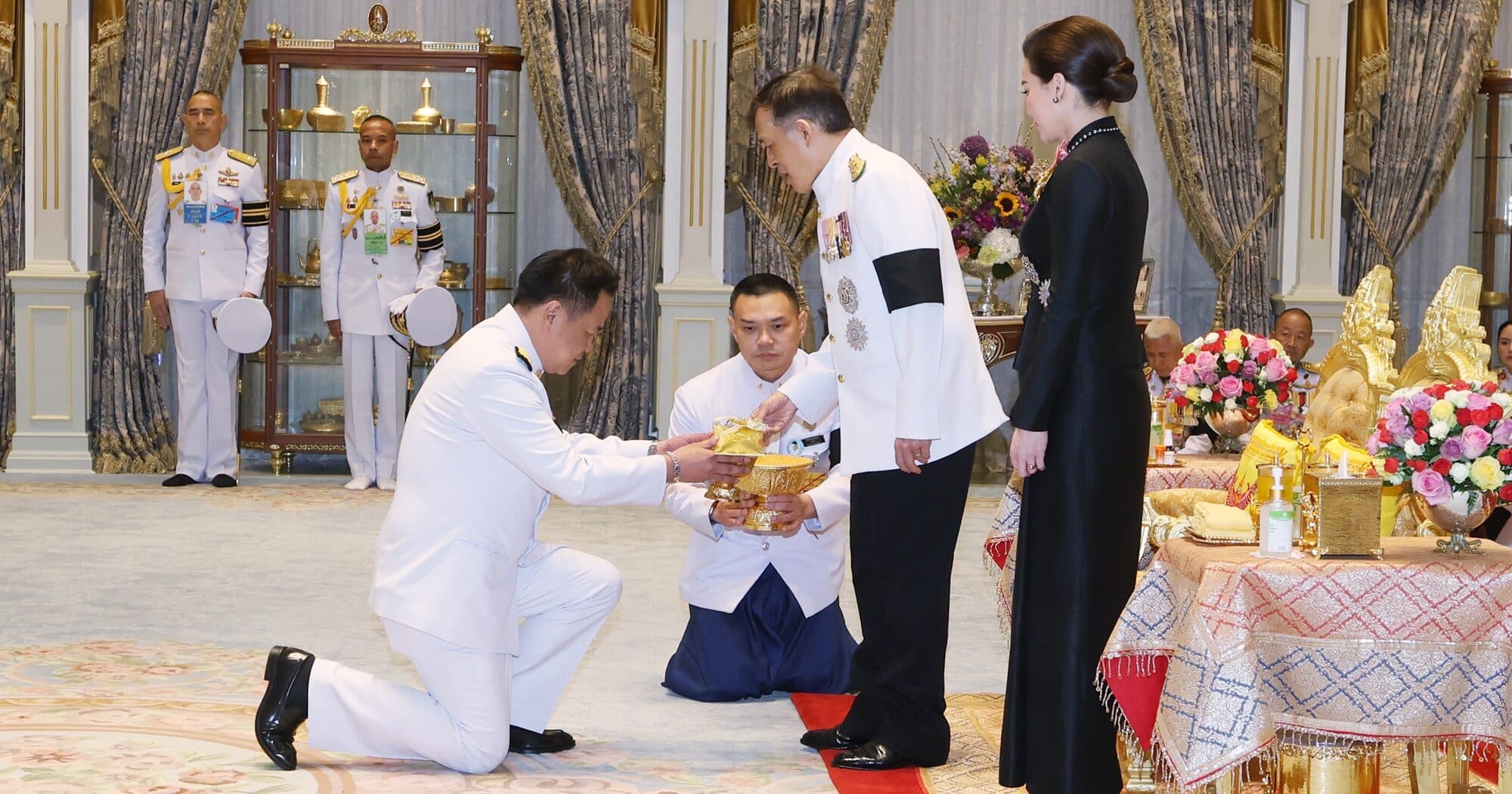ในหลวง-พระราชินี พระราชทานพระบรมราชวโรกาสให้ นายกฯ-คณะบุคคล เฝ้าฯ
