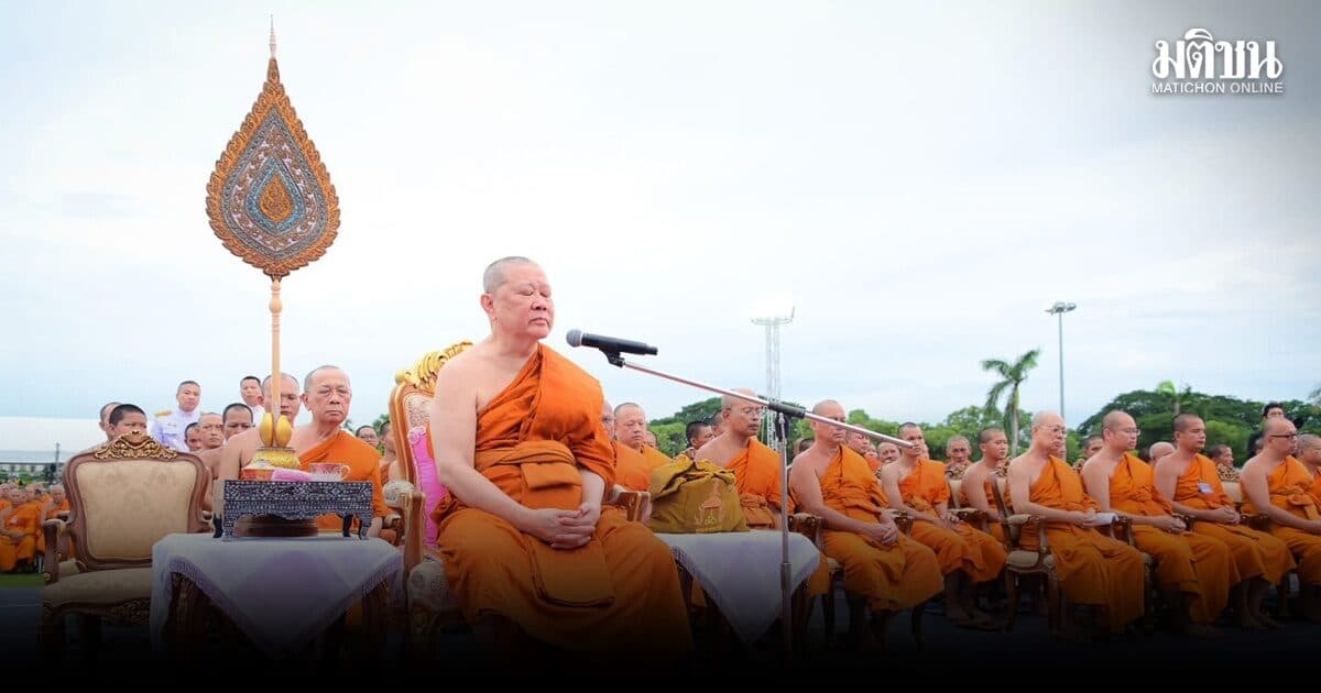 ‘คณะสงฆ์หนกลาง’ กว่า 3,000 รูป สวดพระพุทธมนต์ถวายพระราชกุศล ‘สมเด็จพระพันปีหลวง’