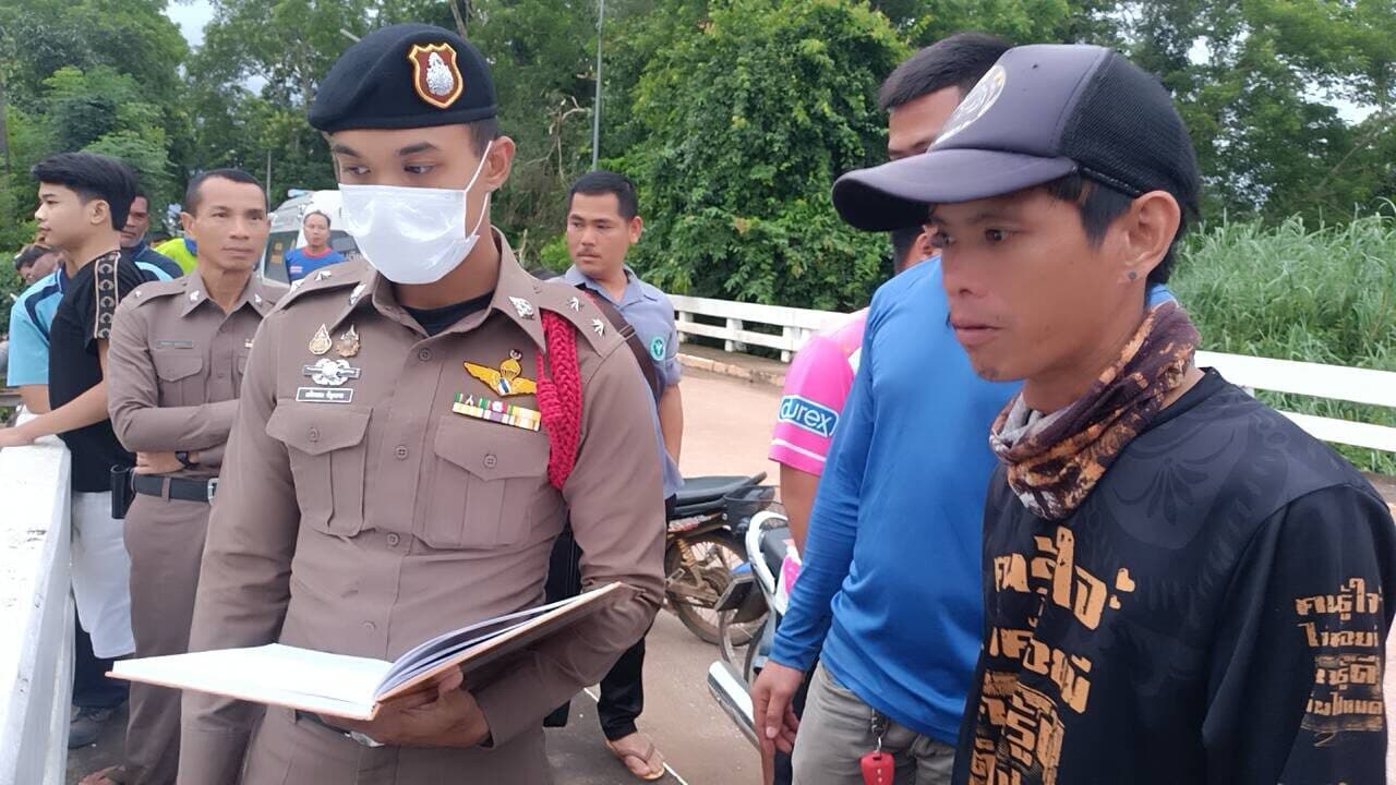 หนุ่มตกปลาช็อก! เจอร่างชายปริศนาลอยอืดใต้สะพาน แม่น้ำบางปะกง พิรุธรอยช้ำเต็มตัว