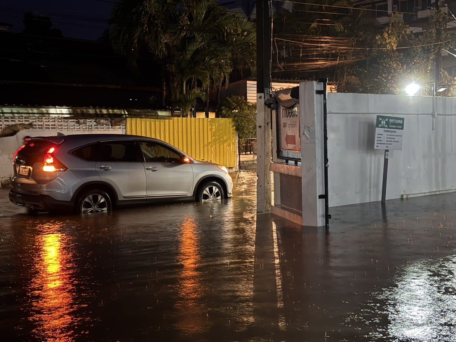 น้ำท่วมแม่สอด หลังฝนตกหนักต่อเนื่อง แม่น้ำเมยล้นตลิ่ง ปชช.เร่งตั้งกระสอบทราย
